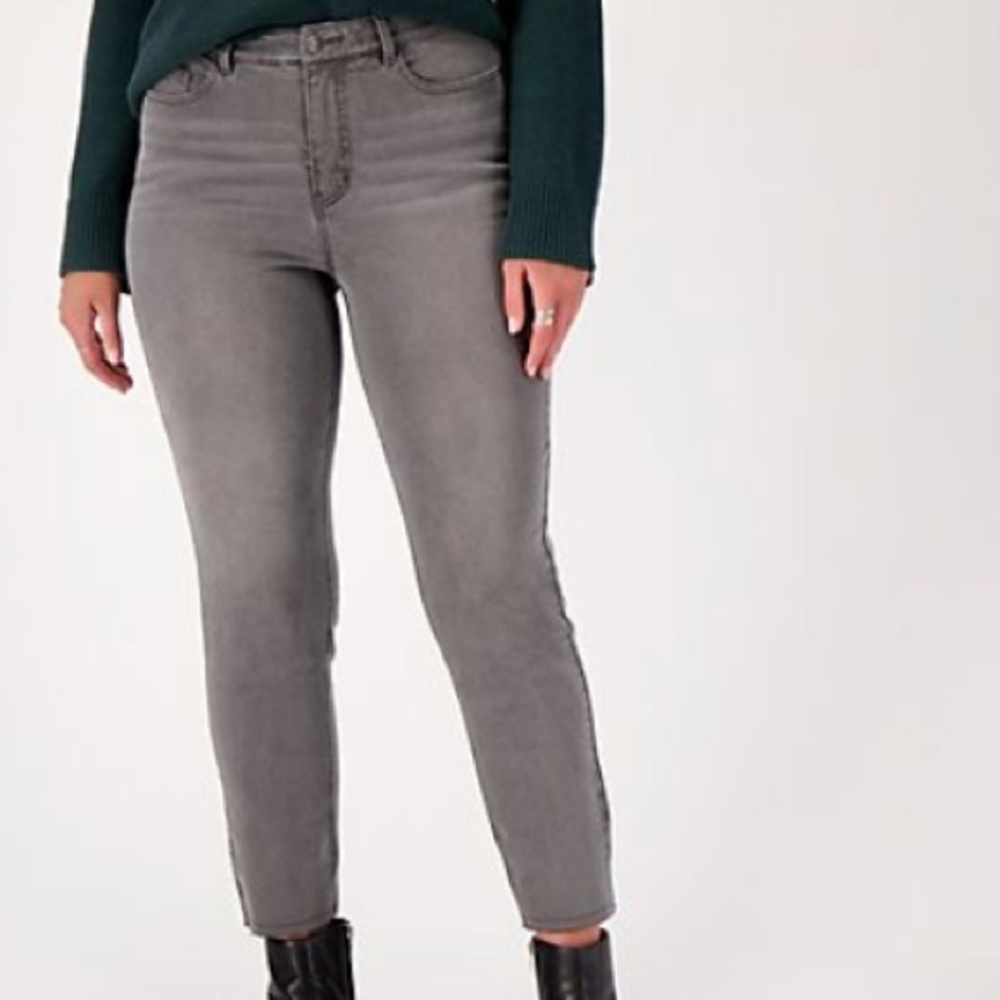 30 inch frayed jeans with stay stitch
